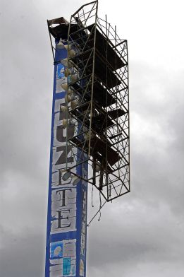 Lluvia y viento dificultan la retirada de la torre de luz Lluvia y viento dificultan la retirada de la torre de luz