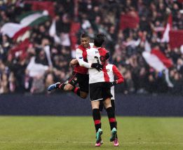 El Feyenoord se consolida como aspirante al ganar al Nimega El Feyenoord se consolida como aspirante al ganar al Nimega