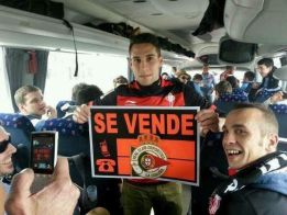 Hugo Mallo se burla del Depor con una pancarta de "Se vende" Hugo Mallo se burla del Depor con una pancarta de "Se vende"
