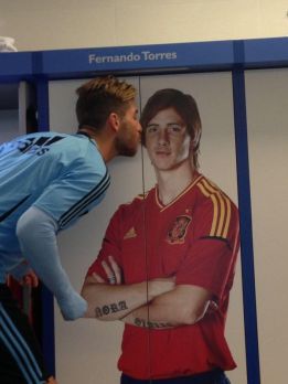 Ramos felicita el cumpleaños a Torres: "Te echamos de menos"