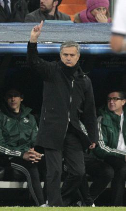 Mou le pide 14 millones anuales al Chelsea, según Daily Mirror