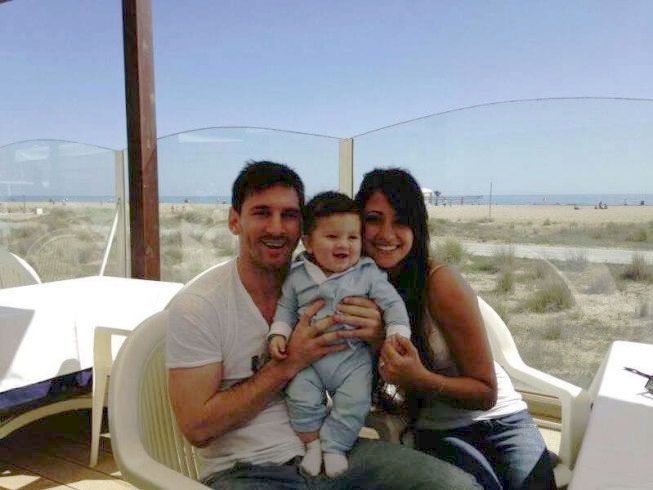 Messi presenta a su hijo Thiago