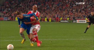 Kuipers pudo pitar penalti sobre Torres a falta de cuarto de hora