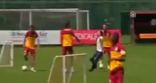 Un fan de Drogba, a sus pies