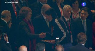 Ni Mou ni Cristiano subieron al palco a recoger su medalla