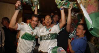 Miles de aficionados festejan en Elche el ascenso a Primera