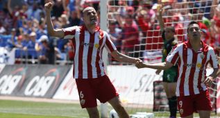 El Almería se aprovecha de la fiesta de ascenso del Elche