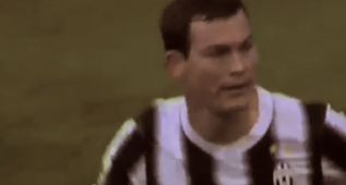 Así juega Lichtsteiner, el Forrest Gump suizo