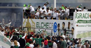 El Elche celebra el ascenso y la ciudad se echa a la calle