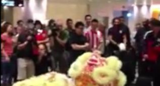 El Atleti, recibido en Singapur con el baile del león malayo