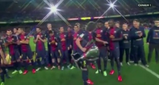 Song pensó que Puyol quería que levantase él la copa