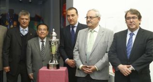 El Levante entrega a la RFEF la Copa de la España Libre