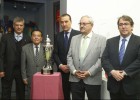 El Levante entrega a la RFEF la Copa de la España Libre