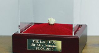 Subastado el último chicle que masticó Ferguson en Old Trafford
