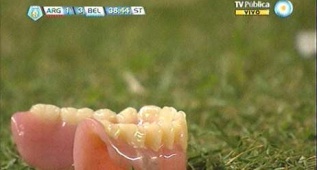 Un aficionado lanza su dentadura al cuerpo técnico