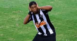 Ronaldinho simula lanzar una granada a la afición rival