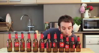 El himno del Barça interpretado con botellines de cerveza