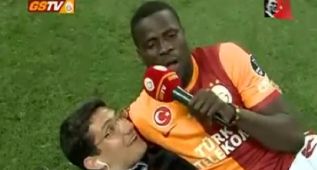 Eboué vuelve a incordiar a un periodista