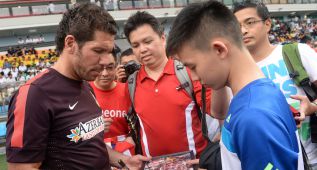 'El rey de España' se enfrentará a una selección de fútbol local