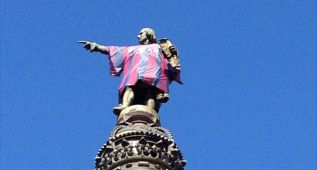 La estatua de Colón amanece en Barcelona con la camiseta culé