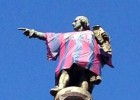 La estatua de Colón amanece en Barcelona con la camiseta culé