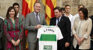Alberto Fabra recibe al Elche para felicitarle por su ascenso