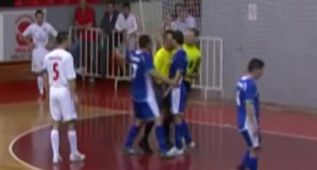 Cabezazo del árbitro al portero