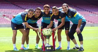 Los jugadores del Barcelona posan con la Copa de la Liga