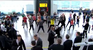 'Flashmob' en el aeropuerto para animar al Borussia
