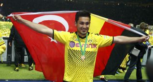 Gündogan dice que seguirá una temporada más en Dortmund