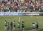 Neymar se da un baño de masas al finalizar el entrenamiento