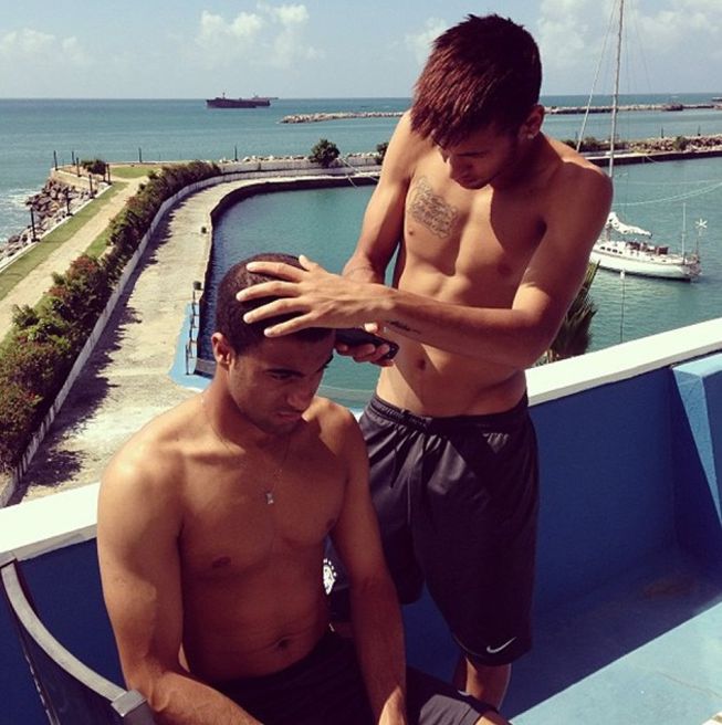 Neymar se viste de peluquero y rapa el pelo a Lucas Moura Neymar se viste de peluquero y rapa el pelo a Lucas Moura