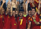 Thiago levantó la Copa con la camiseta del lesionado Canales