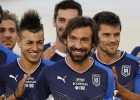 La azzurra regala una camiseta a Pirlo por sus cien partidos