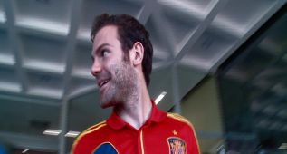 Un periodista brasileño pregunta a Mata por las chicas de Río