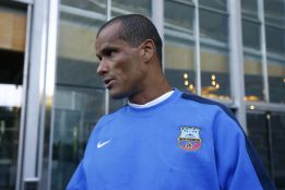 Rivaldo: "Es una pena que estén gastando tanto dinero" Rivaldo: "Es una pena que estén gastando tanto dinero"