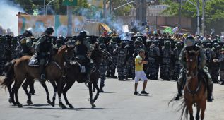 Batalla campal entre policías y manifestantes en Fortaleza