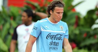 Tabárez piensa en Diego Forlán para lograr 'arrugar' a Nigeria