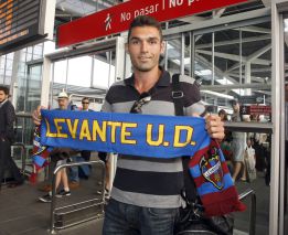 Barral: "Vengo a triunfar como hicieron otros delanteros"