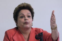 Rousseff dice que no siguió "el patrón FIFA, sino el de Scolari" Rousseff dice que no siguió "el patrón FIFA, sino el de Scolari"