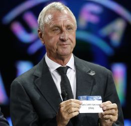 Johan Cruyff carga ahora contra Sandro Rosell: "Me debe dinero" Johan Cruyff carga ahora contra Sandro Rosell: "Me debe dinero"