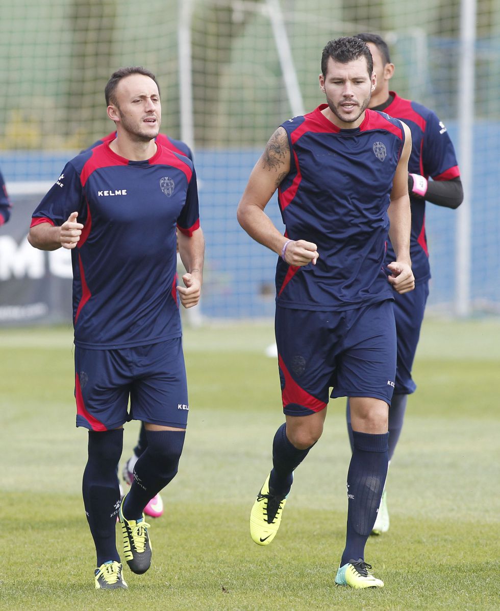 David Navarro renueva con el Levante hasta junio de 2016