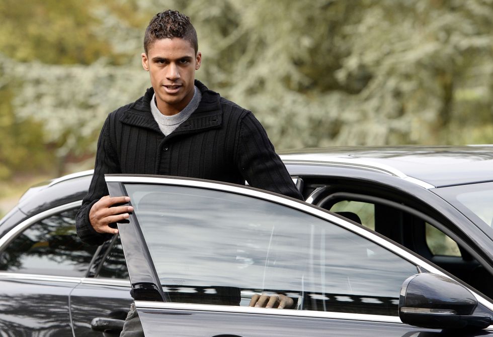 La rodilla derecha va a obligar a parar durante 12 días a Varane - AS.com
