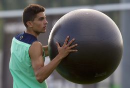 Bartra: "El Atleti está apretando muchísimo; lo inculca Simeone" Bartra: "El Atleti está apretando muchísimo; lo inculca Simeone"