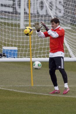 Intermediarios de Arsenal y City contactan con Iker Casillas