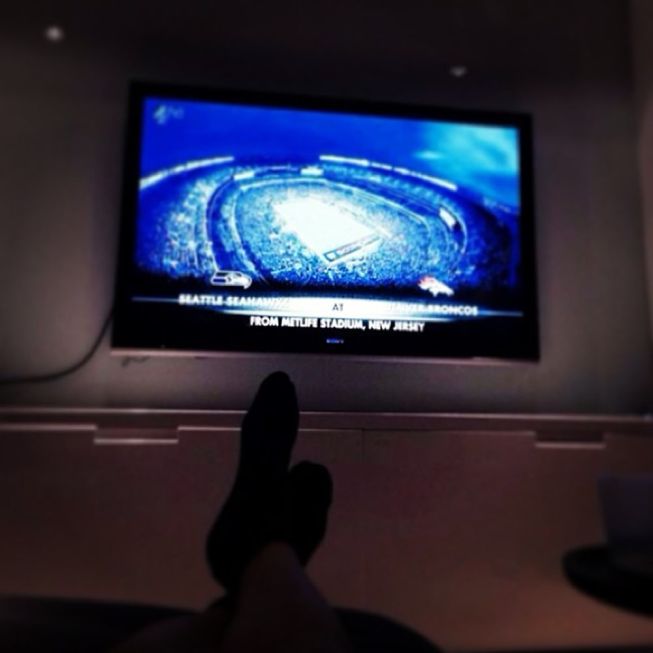 Gareth Bale se relaja en su casa con la Super Bowl Gareth Bale se relaja en su casa con la Super Bowl