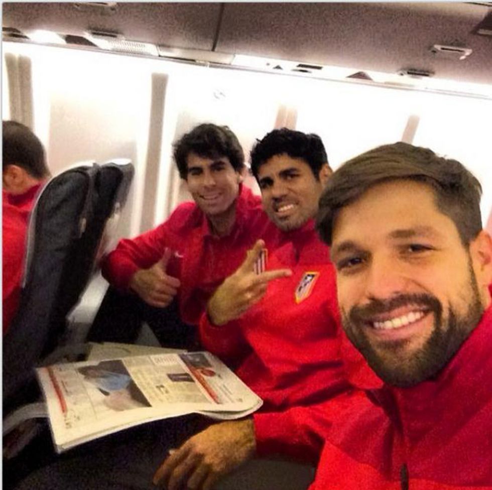 Diego, Diego Costa y Tiago viajan a Almería leyendo el AS