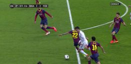 Alves derribó a Cristiano fuera del área: se señaló penalti Alves derribó a Cristiano fuera del área: se señaló penalti