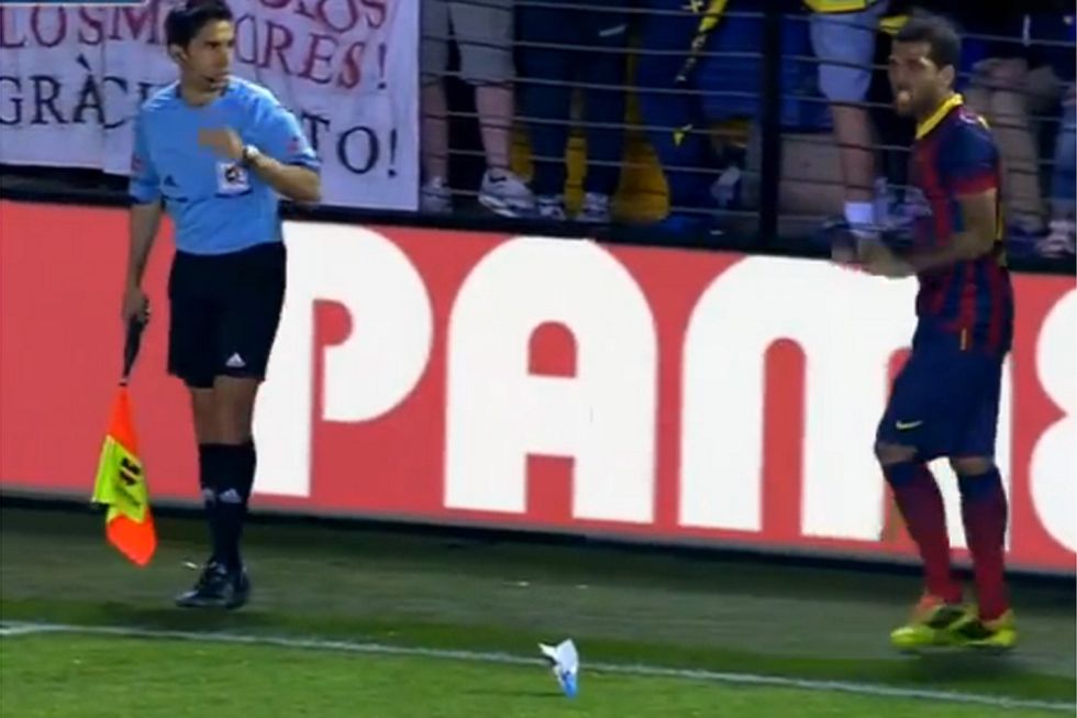 Lanzan un plátano a Dani Alves desde la grada y se lo come
