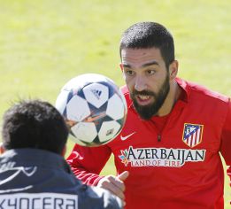 Simeone confía en Arda Turan para poder desarmar al Chelsea Simeone confía en Arda Turan para poder desarmar al Chelsea